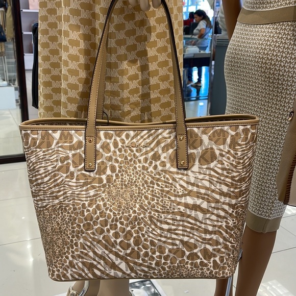 Michael Kors, this Carter Signature Animal Print Semi Lux Open Tote Handbag 
NWT - Picture 3 of 16